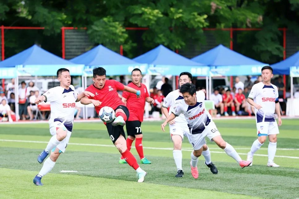 足球锦标赛即将展开，各支球队备战精神抖擞的简单介绍